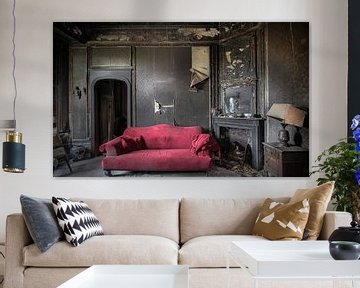 Salon met de rode sofa Urbex van Olivier Photography