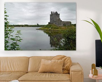 Kasteel Dunguaire staat bij Kinvara in het zuiden van het graafschap Galway in Ierland. van Babetts Bildergalerie