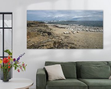 Kilkee Beach is een stenen strand in het dorp Kilkee. van Babetts Bildergalerie