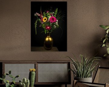 Stillleben bunter Blumenstrauß in Vase von Marjolein van Middelkoop