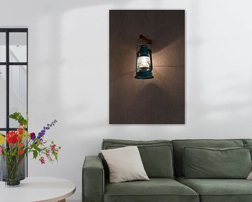 Lampe à huile brûlante sur Margot van den Berg