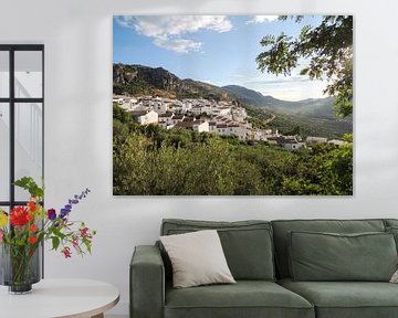 Weißes Dorf in den spanischen Hügeln, inmitten von Olivenhainen von Arjen Tjallema
