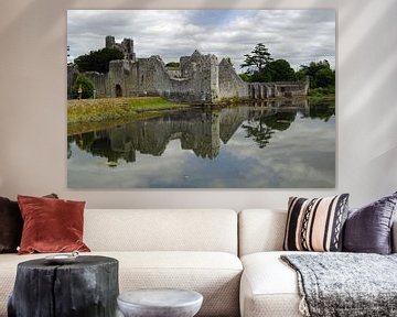 Desmond Castle ligt aan de rand van het dorp Adare