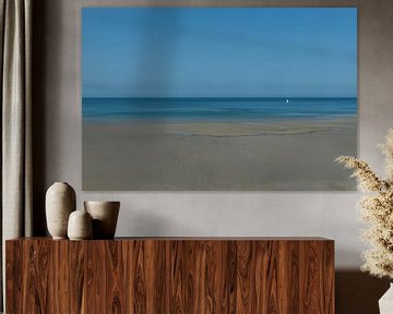zee en strand, horizon panorama met zeilboot van Patrick Verhoef