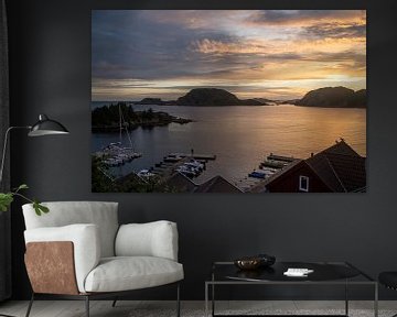 Sonnenuntergang über dem Hafen in Norwegen von Manon Verijdt