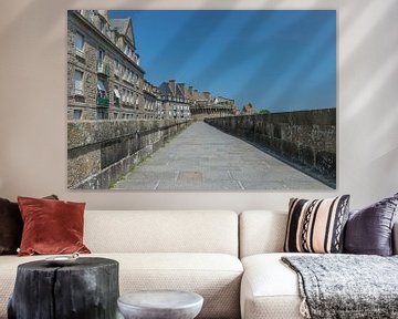 Au sommet du mur à Saint Malo, France