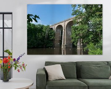 Oud treinviaduct over riviertje in Frankrijk