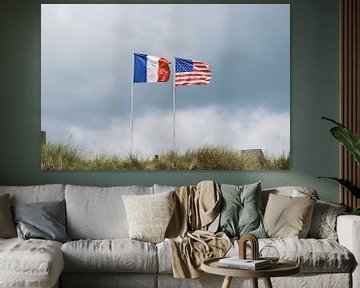 Franse en Amerikaanse vlag in Normandië van Patrick Verhoef