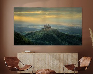 Burg Hohenzollern auf einem Hügel mit Sonnenuntergangslandschaft von Jan Hermsen