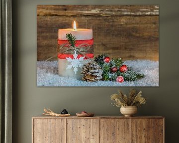 Kerstmis of adventskaars met decoratie op sneeuw en houten achtergrond van Alex Winter