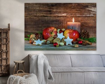 Décoration de Noël avec de la nourriture et une bougie allumée sur une table avec un fond rustique e sur Alex Winter