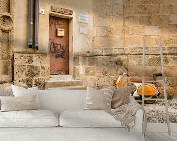 Vespa in den Straßen von Alghero, Italien von Sven Wildschut