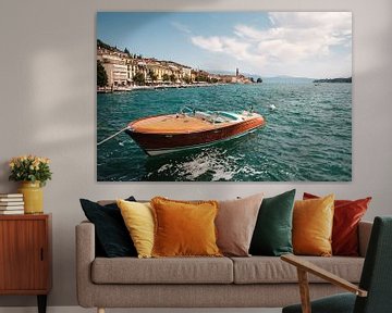 Klassieke Italiaanse Riva boot in de haven van Salò (Gardameer) van Kevin IJpelaar