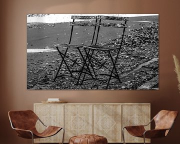 Twee straatstoelen (breedbeeld foto) [monochroom]. van Norbert Sülzner