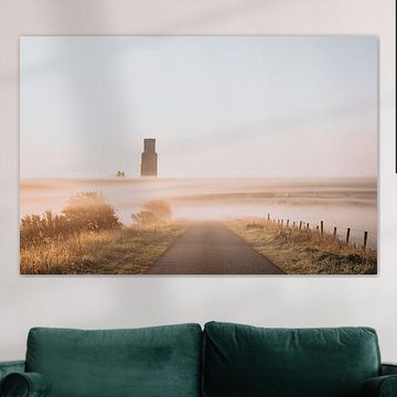 Plompe toren in de mist. van Merle Boogert