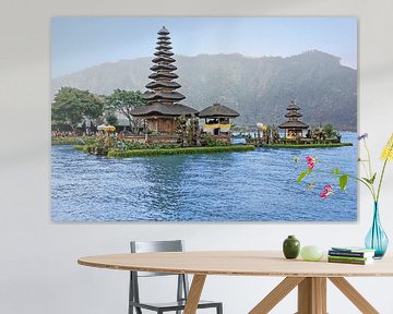 Pura Ulun Danu Bratan hindoe tempel in het Bratan meer  in Bali, Indonesie van Eye on You