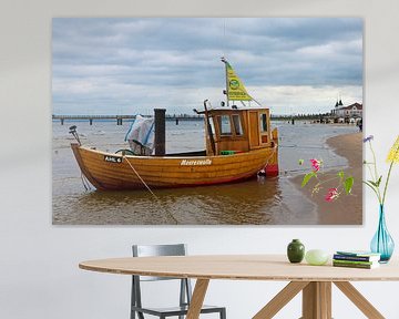 Fischerboot am Strand von Ahlbeck (Insel Usedom) von t.ART