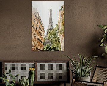 Eiffelturm zwischen Gebäuden von Smollie Travel Photography