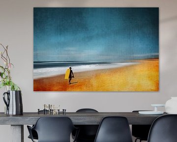 Abstract strandtafereel met surfer