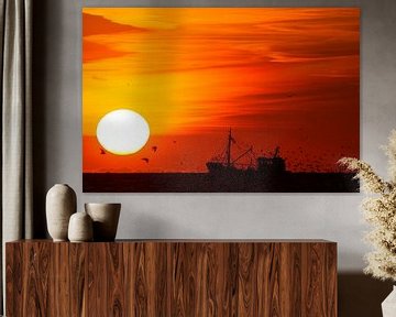 Fischerboot bei Sonnenuntergang mit Möwen von Menno van Duijn
