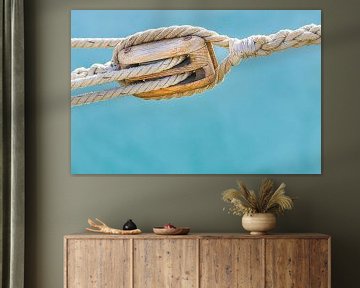 Zeilbootkatrol, blok en takel met afgemeerd nautisch touw, close-up van Alex Winter