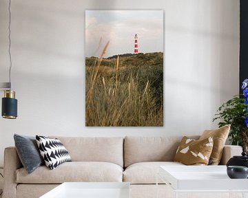 Leuchtturm von Ameland mit hügeliger Dünenlandschaft von Mayra Fotografie