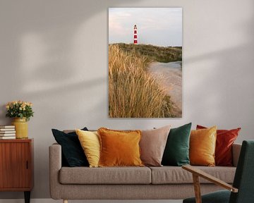 Ameland-Leuchtturm mit Weg durch hügelige Dünenlandschaft von Mayra Fotografie