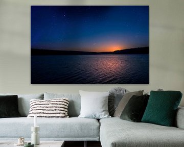 Zonsondergang met sterrenhemel boven een meer in de zomer van Denny Gruner