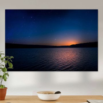 Coucher de soleil avec ciel étoilé sur un lac en été