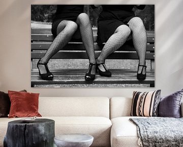 Twee sexy vrouwen dragen zwarte visnet kousen en hoge hakken van Denny Gruner