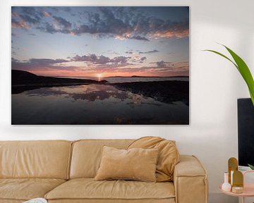 doux coucher de soleil rose sur une grande eau et un lac tranquille, reflets de la scandinavie, caré sur Michael Semenov