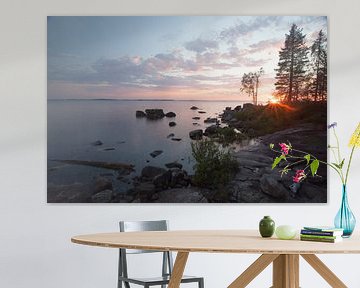 coucher de soleil à travers les sapins sur les pierres au bord de l'eau, reflets de scandinavie, car sur Michael Semenov