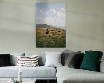 Man te paard in de bergen van Armenië | Reisfotografie, print on demand. van Milene van Arendonk