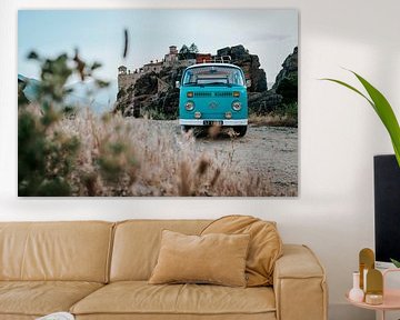 Volkswagen Van bei den Meteora-Klöstern in Griechenland | Reisefotografie von Milene van Arendonk