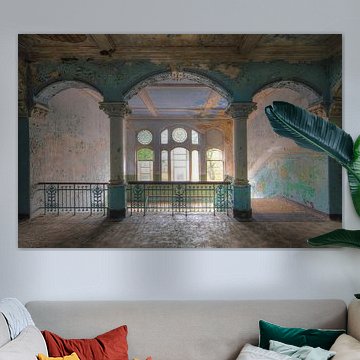 Majestueuze trap in een sanatorium van Truus Nijland