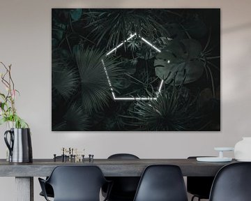 Neon Sechseck Rahmen umgeben und bedeckt von tropische Pflanzen von Besa Art