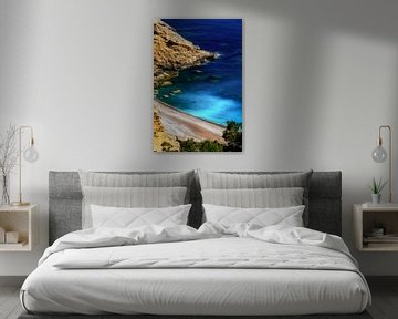 Einsamer Strand auf Mallorca in dramatischem Licht mit blauen türkisen Wasser