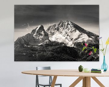 Zwart-wit beeld van de berg Watzmann met dramatische wolken in de ochtend. Berchtesgaden, Beieren van Daniel Pahmeier