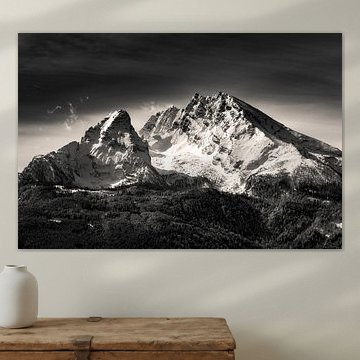 Schwarzweiss Bild des Berg Watzmann mit dramatischen Wolken morgens. Berchtesgaden, Bayern von Daniel Pahmeier