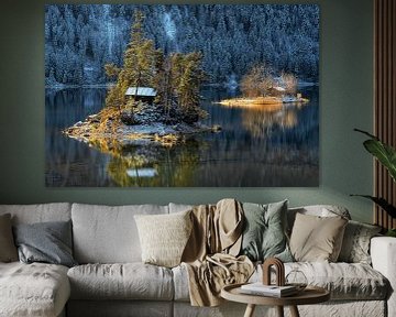 Îles Schönbichl et Braxen sur le lac Eibsee en Bavière, au pied de la Zugspitze, avec la lumière du 