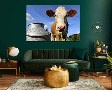 Symbolische afbeelding: Koeien in de wei (Simmentaler runderen), een melkbus op de voorgrond. van Udo Herrmann