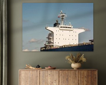 Le navire de mer domine le port de toute sa hauteur. sur scheepskijkerhavenfotografie