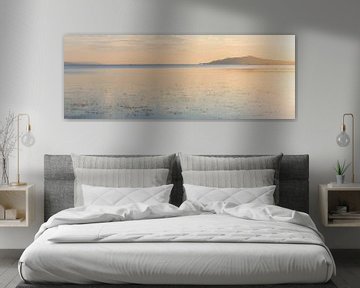 Panorama vom Plattensee zum Sonnenaufgang mit Berg in Fonyód von Daniel Pahmeier