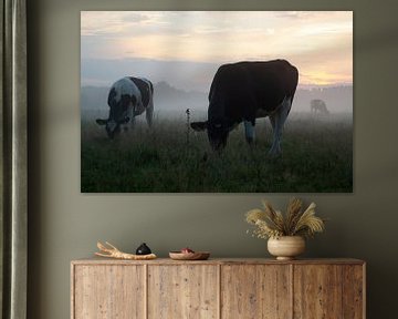 Koeien in de mist in Brabant van Esther Wagensveld