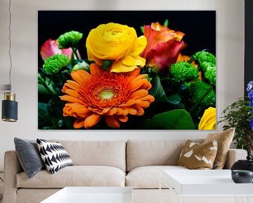 Kleurrijk boeket van bloemen op een donkere achtergrond van David Esser