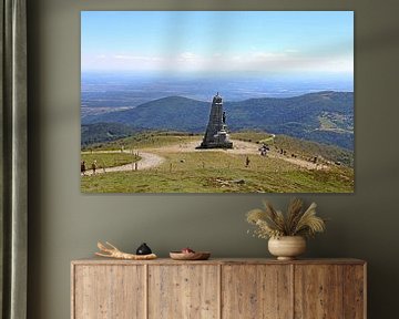 Monument op de top van de Grand Ballon, met 1.424 meter de hoogste top in de Vogezen (Elzas, Frankri van Udo Herrmann