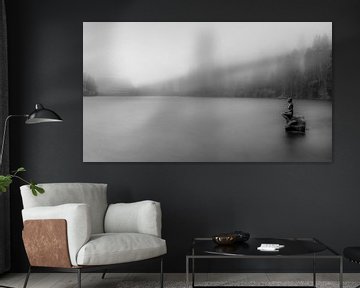 Landschapsfoto van het standbeeld van de zeemeermin in een mistig meer in zwart-wit van Jan Hermsen