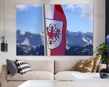 Österreichische Flagge mit schneebeckten Bergen im Hintergrund von Udo Herrmann