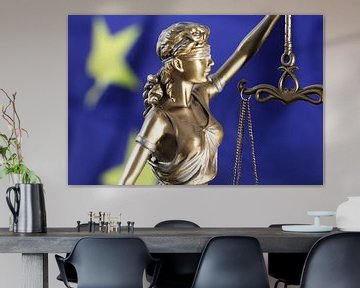 Symbolisch beeld: Justitia voor een Europese vlag van Udo Herrmann