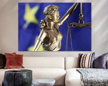 Symbolisch beeld: Justitia voor een Europese vlag van Udo Herrmann